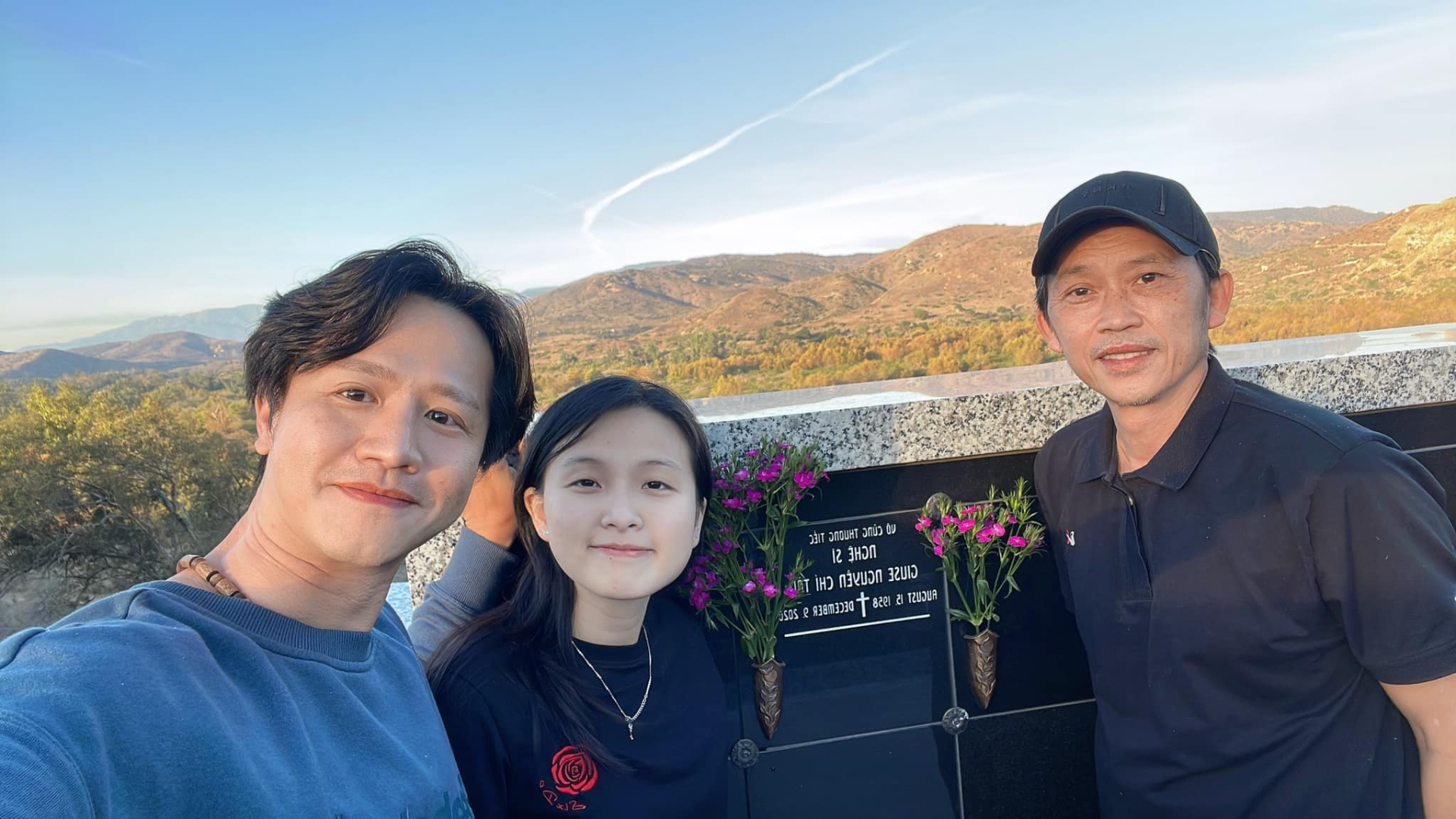 NSUT Hoài Linh thăm mộ cố nghệ sĩ Chí Tài dịp tưởng niệm 3 năm ngày mất - ảnh 2