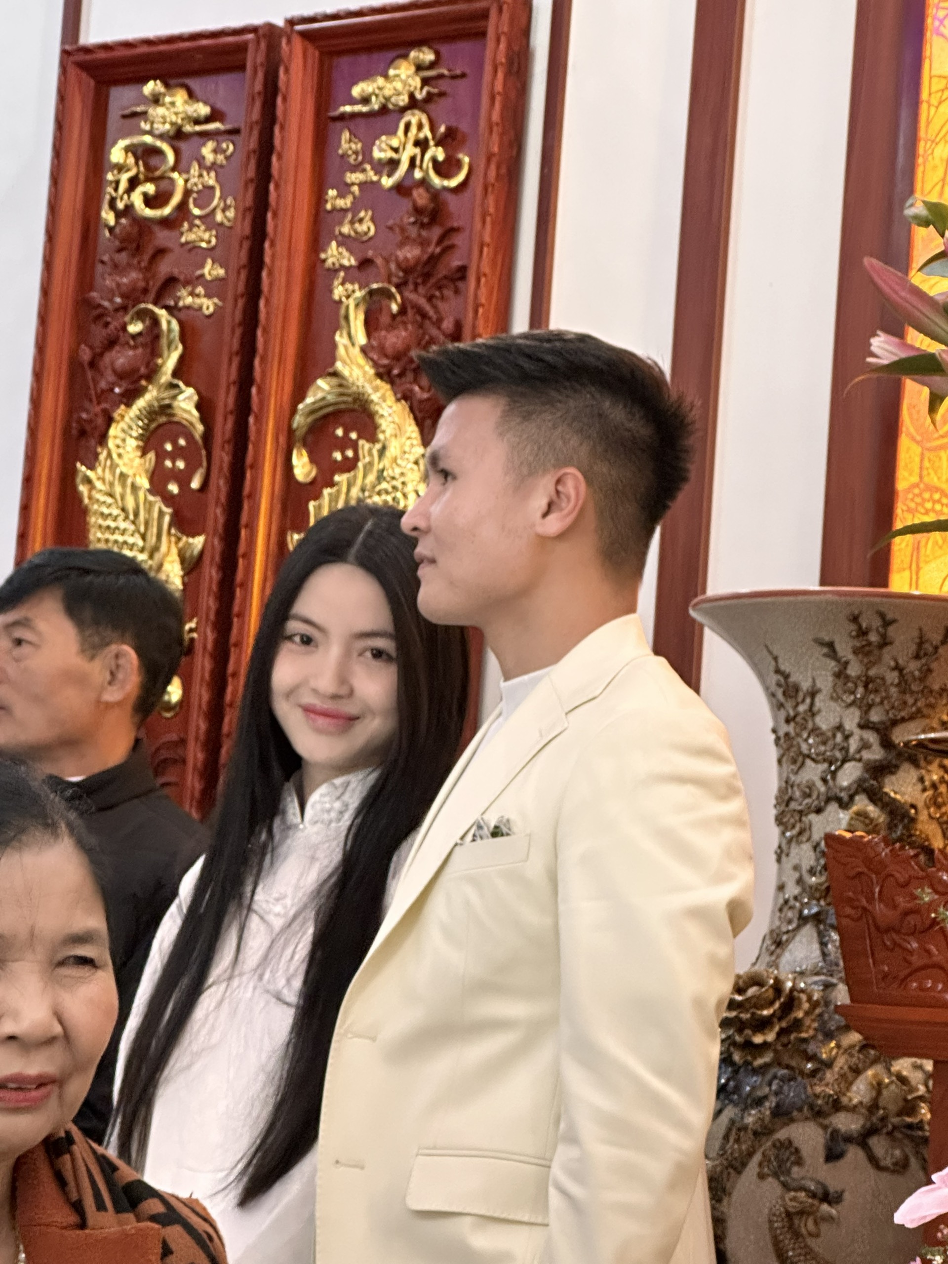 Tráp dạm ngõ hoành tráng Quang Hải mang sang hỏi cưới Chu Thanh Huyền, cô dâu trang điểm nhẹ nhàng vẫn xinh - ảnh 2