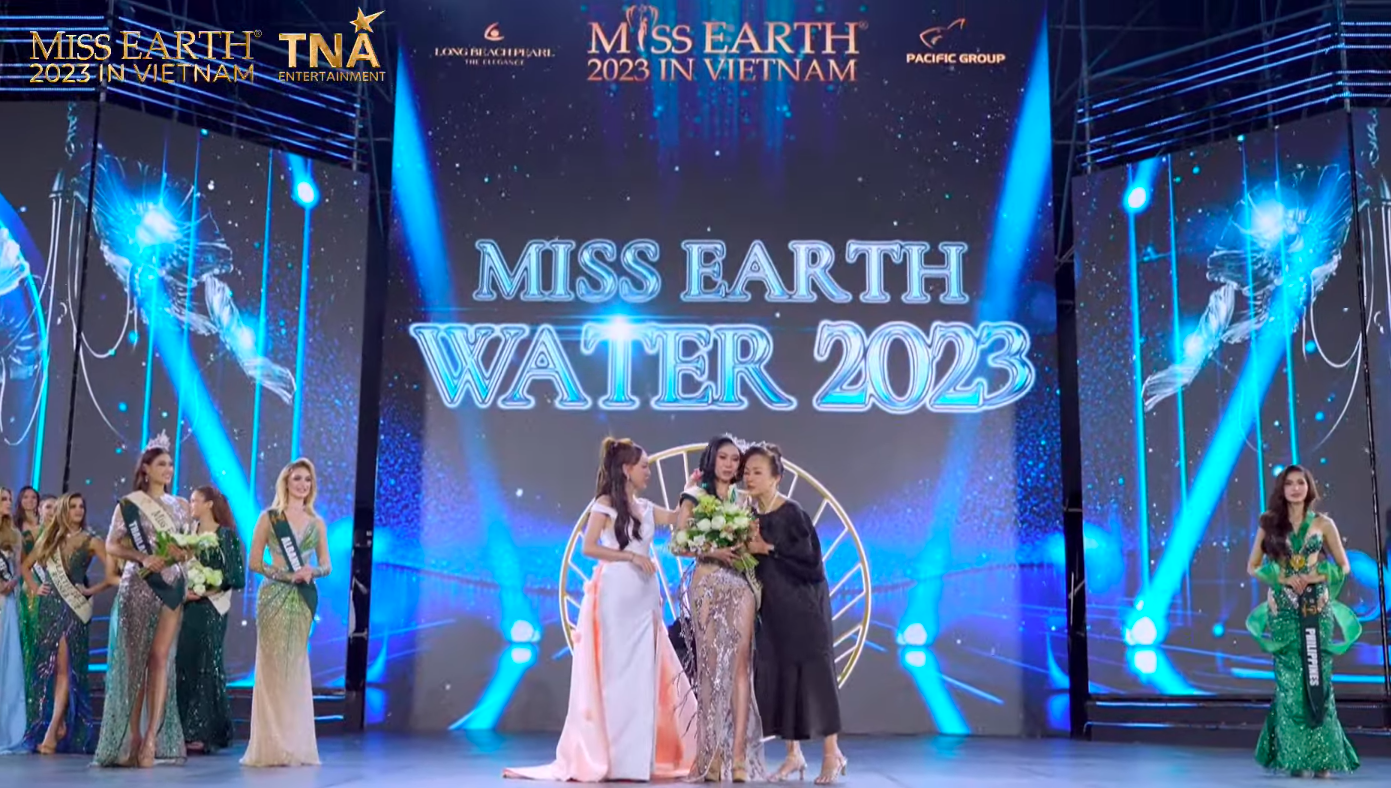 Đỗ Lan Anh đạt danh hiệu Á hậu 2 tại Miss Earth 2023, làm rơi vương miện ngay trên sân khấu - ảnh 3
