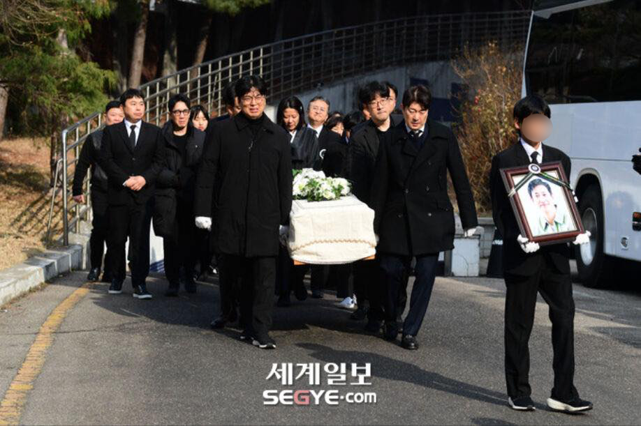 Lễ đưa tang nam tài tử Hàn Quốc Lee Sun Kyun: Vợ khóc nghẹn đến phờ phạc, con trai cầm di ảnh bố - ảnh 1