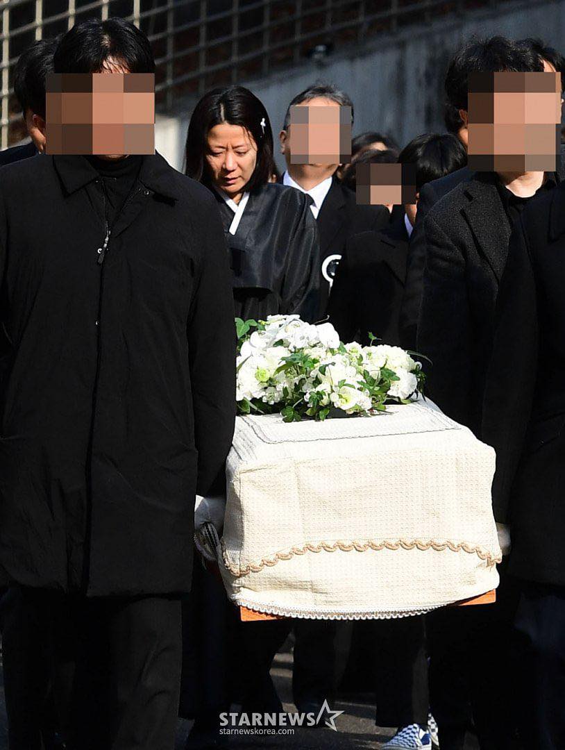 Lễ đưa tang nam tài tử Hàn Quốc Lee Sun Kyun: Vợ khóc nghẹn đến phờ phạc, con trai cầm di ảnh bố - ảnh 3
