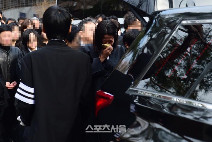 Lễ đưa tang nam tài tử Hàn Quốc Lee Sun Kyun: Vợ khóc nghẹn đến phờ phạc, con trai cầm di ảnh bố - ảnh 4