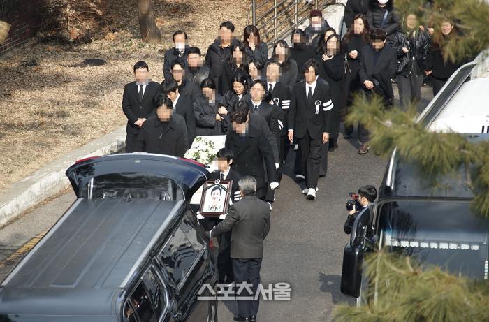 Lễ đưa tang nam tài tử Hàn Quốc Lee Sun Kyun: Vợ khóc nghẹn đến phờ phạc, con trai cầm di ảnh bố - ảnh 2