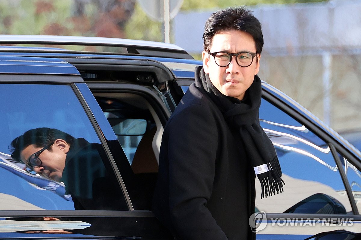 Lễ đưa tang nam tài tử Hàn Quốc Lee Sun Kyun: Vợ khóc nghẹn đến phờ phạc, con trai cầm di ảnh bố - ảnh 6