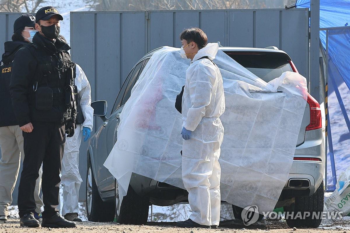 Lễ đưa tang nam tài tử Hàn Quốc Lee Sun Kyun: Vợ khóc nghẹn đến phờ phạc, con trai cầm di ảnh bố - ảnh 7