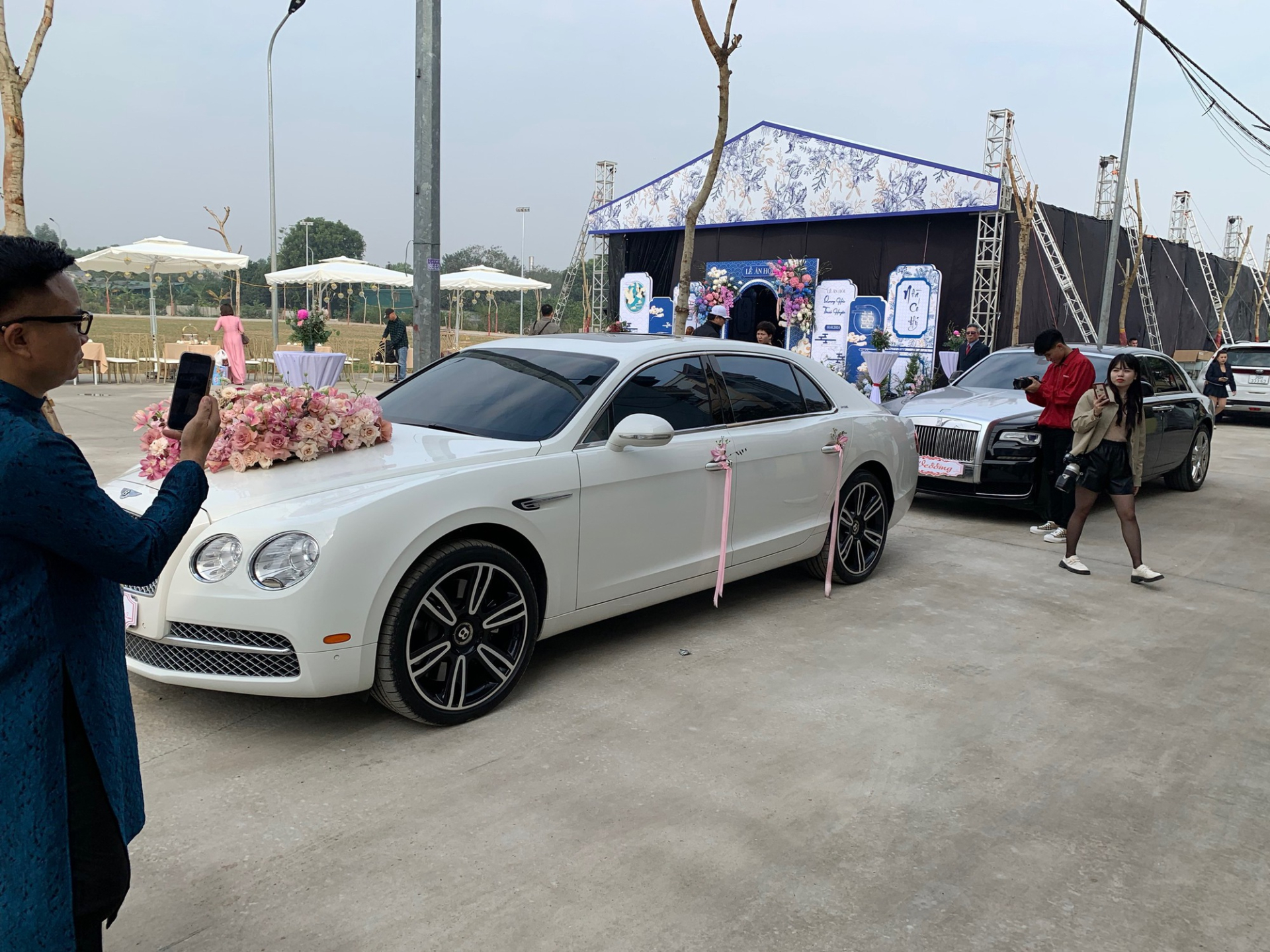 Cận cảnh siêu xe Bentley 10 tỷ đồng Quang Hải đón Chu Thanh Huyền về dinh - ảnh 1