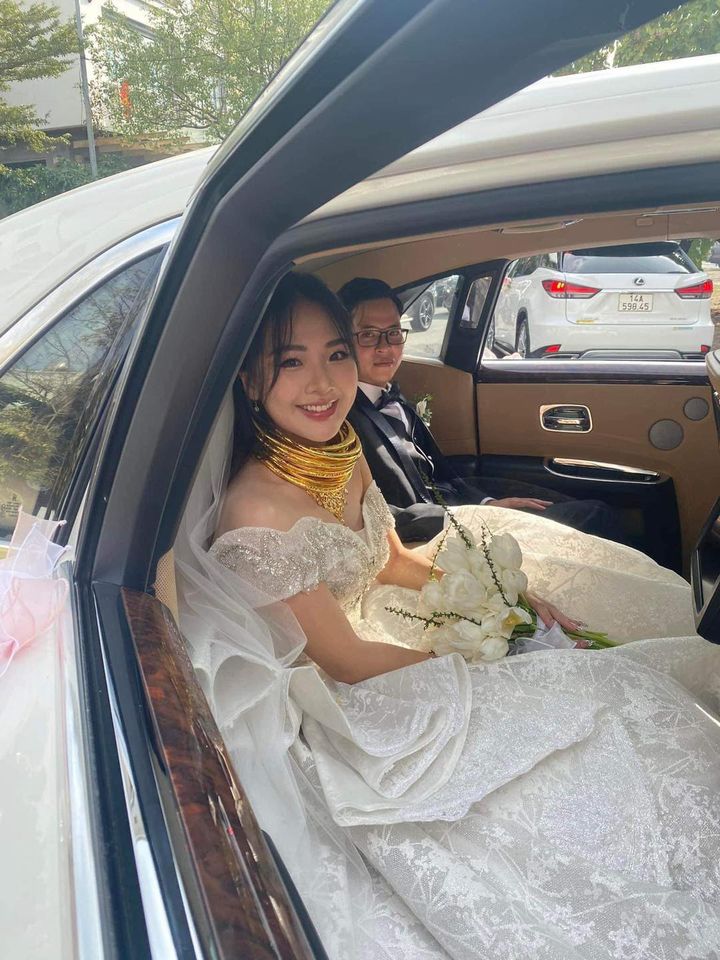 Đám cưới cô dâu đeo vàng trĩu cổ ở Quảng Ninh, của hồi môn 'siêu khủng', rạp cưới trang trí 2 tỷ đồng - ảnh 2