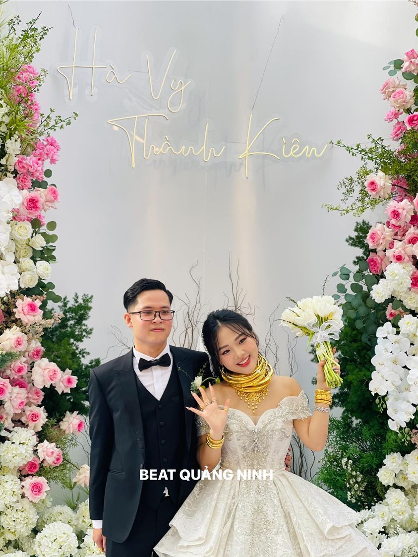 Đám cưới cô dâu đeo vàng trĩu cổ ở Quảng Ninh, của hồi môn 'siêu khủng', rạp cưới trang trí 2 tỷ đồng - ảnh 1