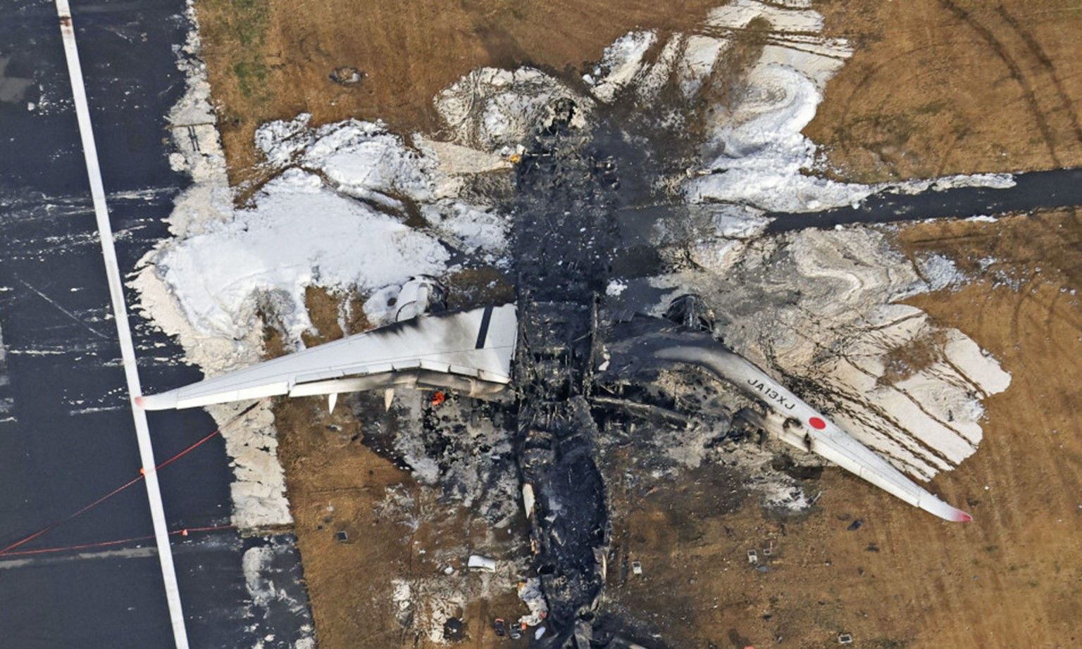 Từ vụ 367 hành khách an toàn sau va chạm máy bay ở Nhật Bản, nắm rõ cách thoát hiểm khi có sự cố - ảnh 2