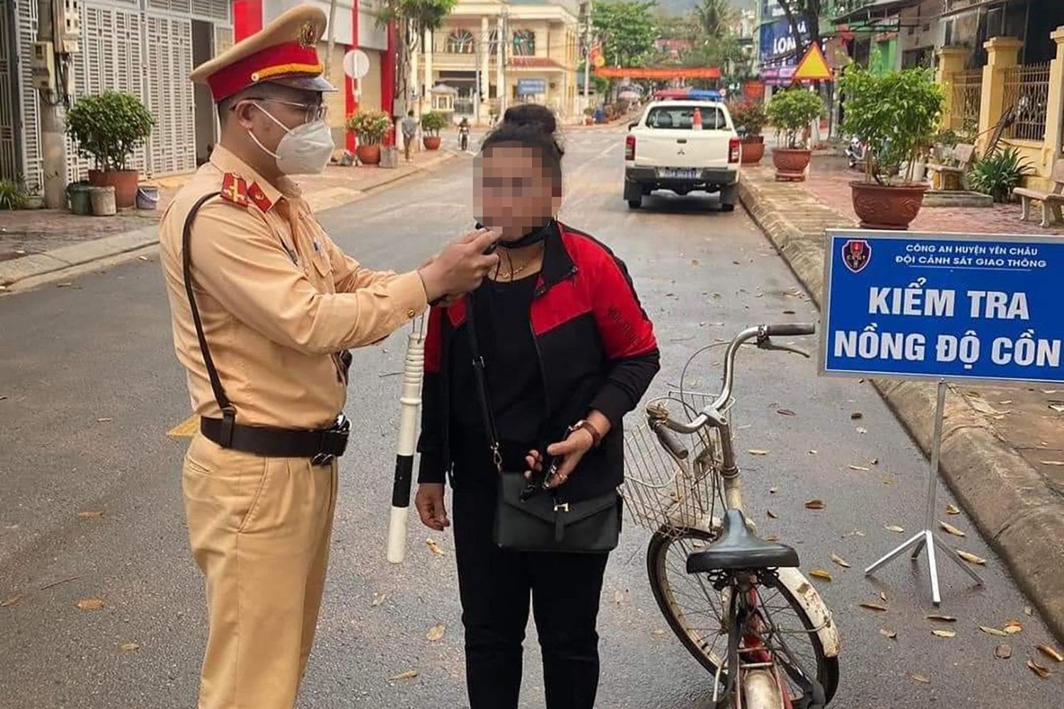 Người phụ nữ đi xe đạp ở Sơn La bị CSGT xử phạt nồng độ cồn, uống rượu đi xe đạp bị phạt thế nào? - ảnh 1