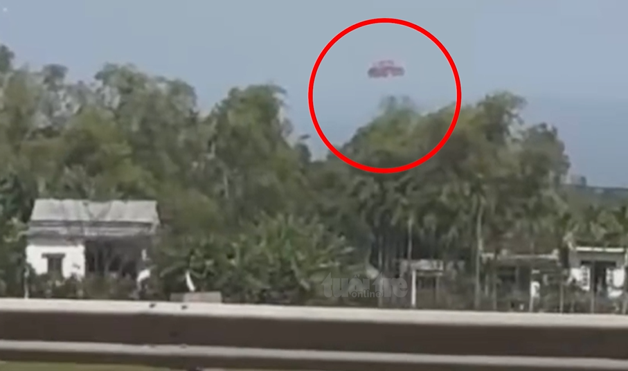 Khoảnh khắc phi công nhảy dù thoát khỏi chiếc máy bay quân sự rơi ở Quảng Nam - ảnh 4
