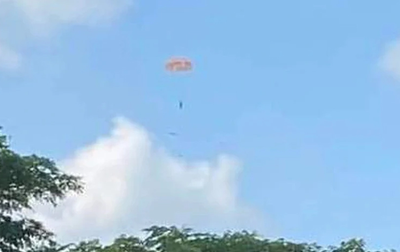 Khoảnh khắc phi công nhảy dù thoát khỏi chiếc máy bay quân sự rơi ở Quảng Nam - ảnh 3