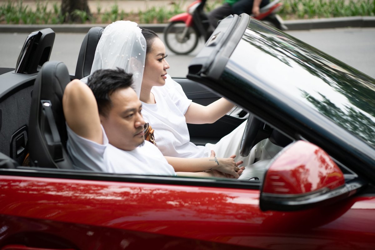 Lần đầu tiên có hôn lễ sao Việt để vợ lái xe hoa đưa chồng 'về dinh', danh tính cặp đôi gây bất ngờ - ảnh 3