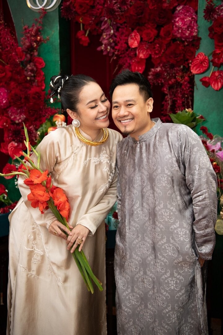 Lần đầu tiên có hôn lễ sao Việt để vợ lái xe hoa đưa chồng 'về dinh', danh tính cặp đôi gây bất ngờ - ảnh 4