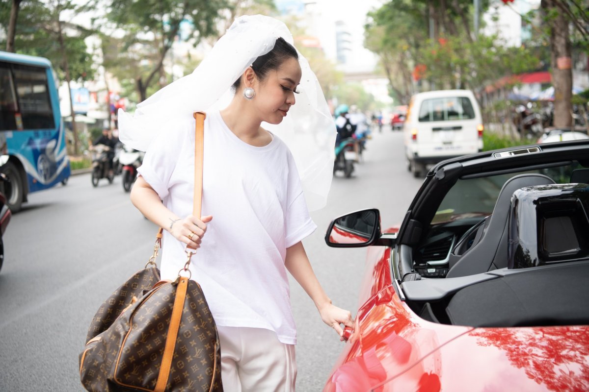 Lần đầu tiên có hôn lễ sao Việt để vợ lái xe hoa đưa chồng 'về dinh', danh tính cặp đôi gây bất ngờ - ảnh 2