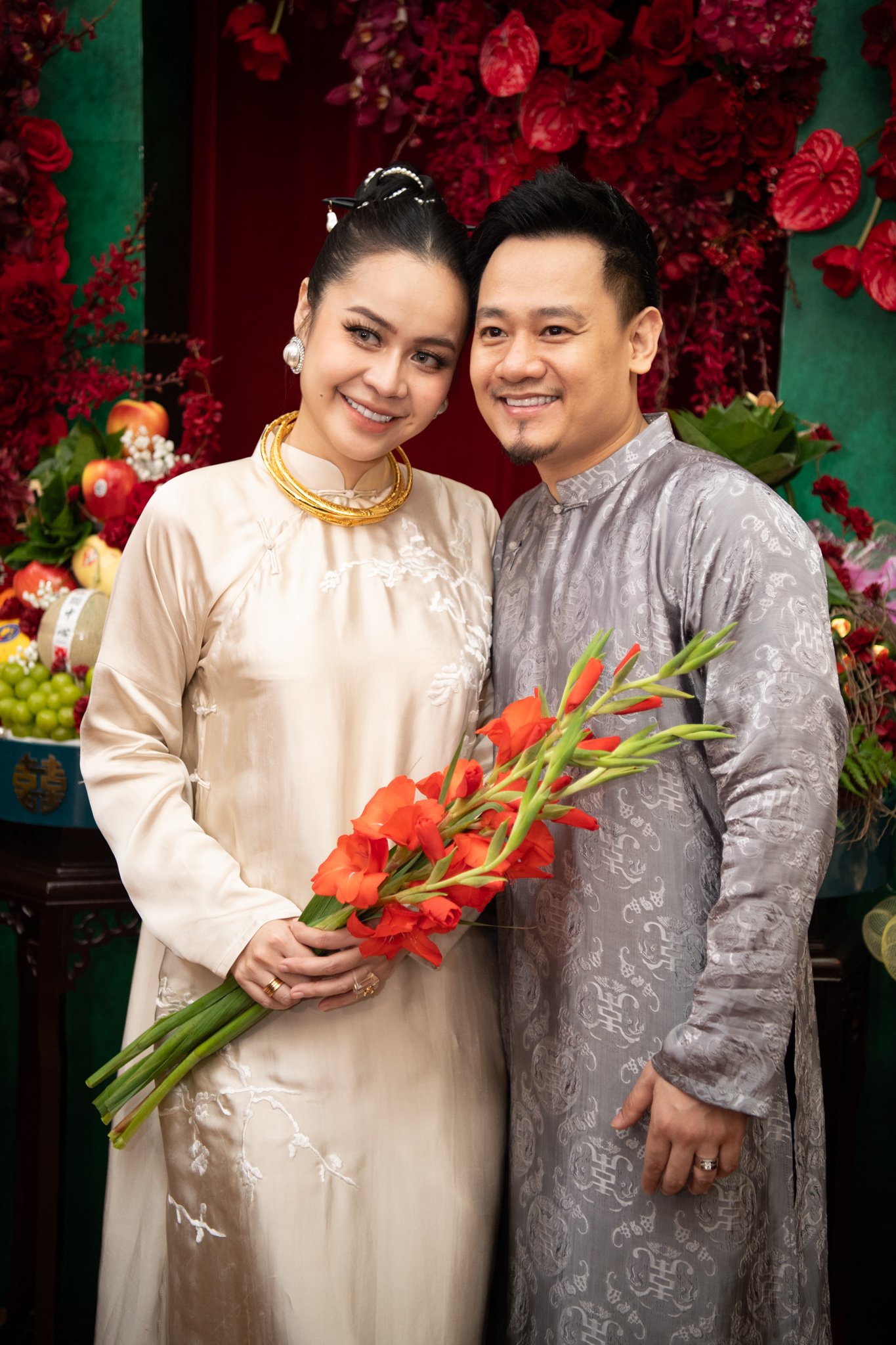 Lần đầu tiên có hôn lễ sao Việt để vợ lái xe hoa đưa chồng 'về dinh', danh tính cặp đôi gây bất ngờ - ảnh 1