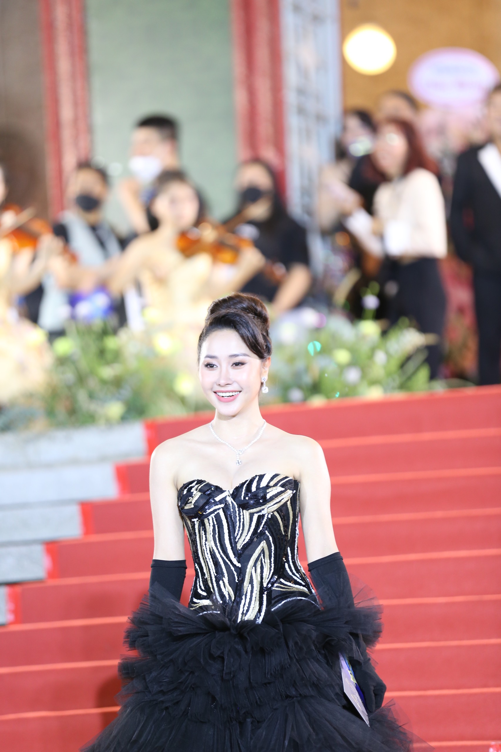 DJ Mie khoe nhan sắc như Hoa hậu, vợ một nam ca sĩ nổi tiếng lộ gương mặt khác lạ trên thảm đỏ - ảnh 7