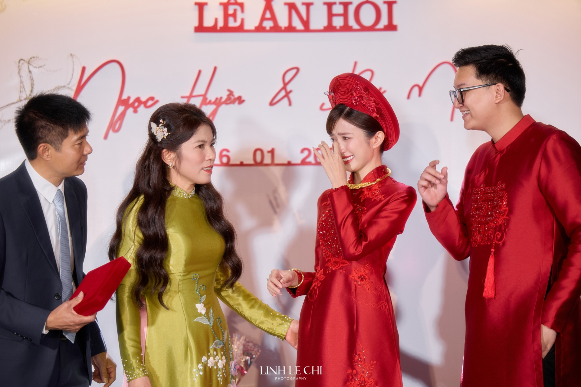 Lễ cưới ngập sắc đỏ của diễn viên Ngọc Huyền và cháu trai NSUT Chí Trung, cô dâu khóc nhận của hồi môn - ảnh 4