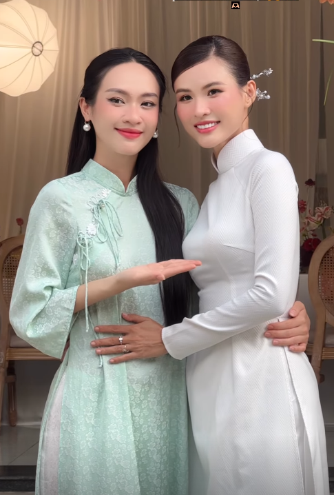 Hoa hậu Bùi Xuân Hạnh đi bê tráp cho lễ cưới của Cao Thiên Trang, danh tính ông xã người mẫu được hé lộ - ảnh 2
