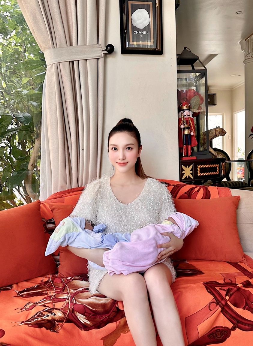 Hotgirl Hạnh Sino thông báo đã sinh đôi con đầu lòng, trầm trồ nhan sắc mẹ bỉm ôm 2 em bé - ảnh 1