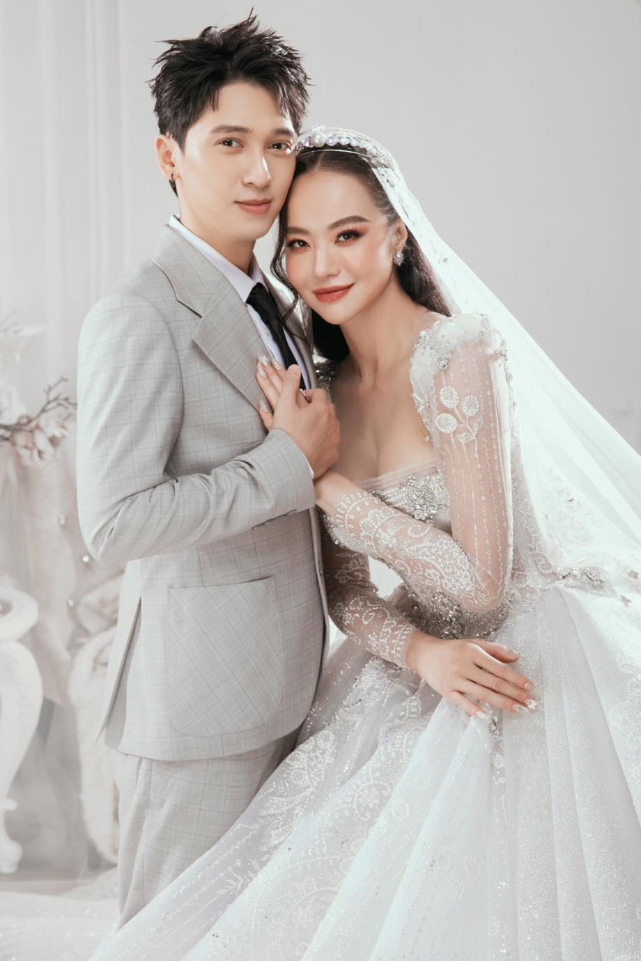 Lễ cưới giản dị của Hoa hậu Kiều Ngân và cựu thành viên 365 Tronie Ngô, cô dâu đeo vàng hí hửng về nhà chồng - ảnh 5