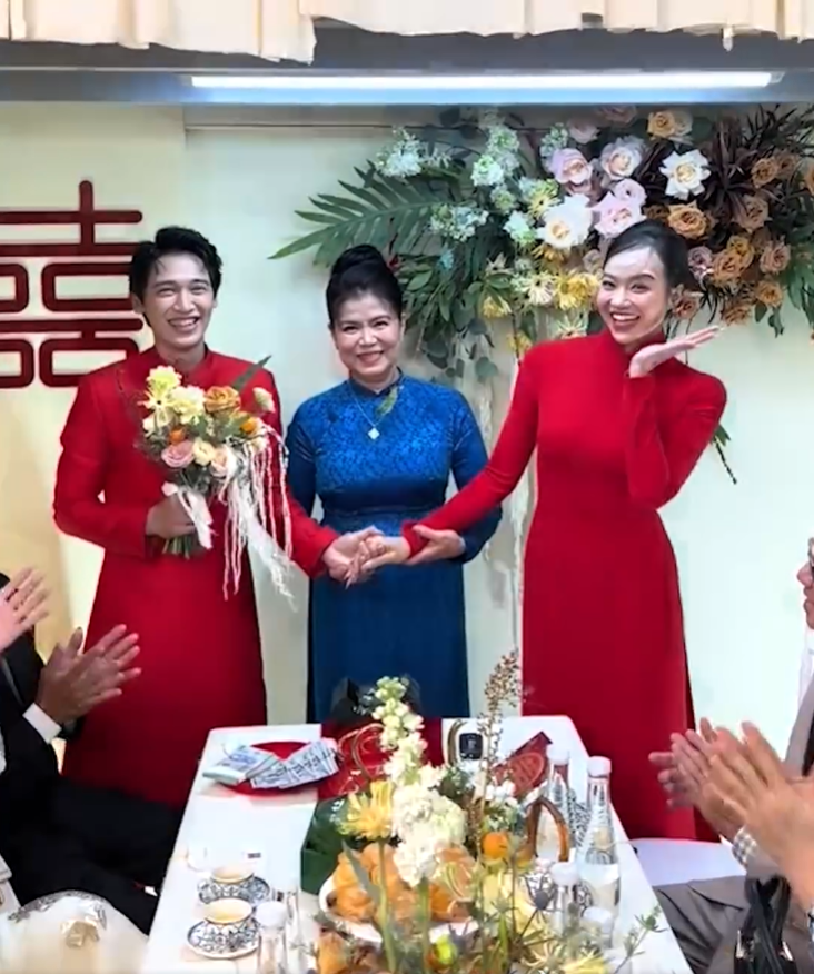 Lễ cưới giản dị của Hoa hậu Kiều Ngân và cựu thành viên 365 Tronie Ngô, cô dâu đeo vàng hí hửng về nhà chồng - ảnh 1