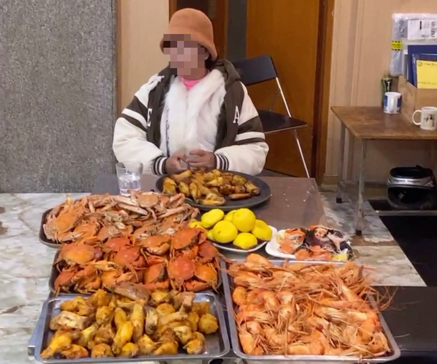 Vụ ăn buffet hải sản bỏ túi 10 kg đem về ở Hà Nội, người ăn không biết chữ nên không đọc được quy định - ảnh 1