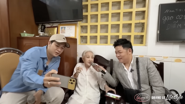 Ca sĩ Quang Lê gây tranh cãi với hành động xoè tiền tặng nghệ sĩ gạo cội bị cho kém tinh tế - ảnh 1