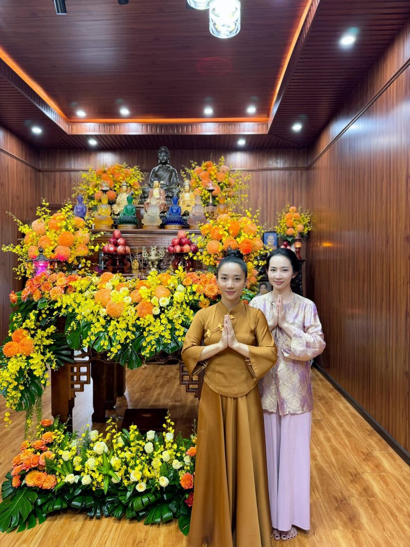 Vợ chồng Lê Dương Bảo Lâm làm lễ cúng 100 ngày cho mẹ, nhìn cách bày trí mới thấy Quỳnh Quỳnh khéo tay cỡ nào - ảnh 1
