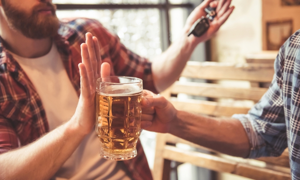 Ép người khác uống rượu bia có thể bị phạt lên đến 3 triệu đồng, là hành vi bị nghiêm cấm - ảnh 1