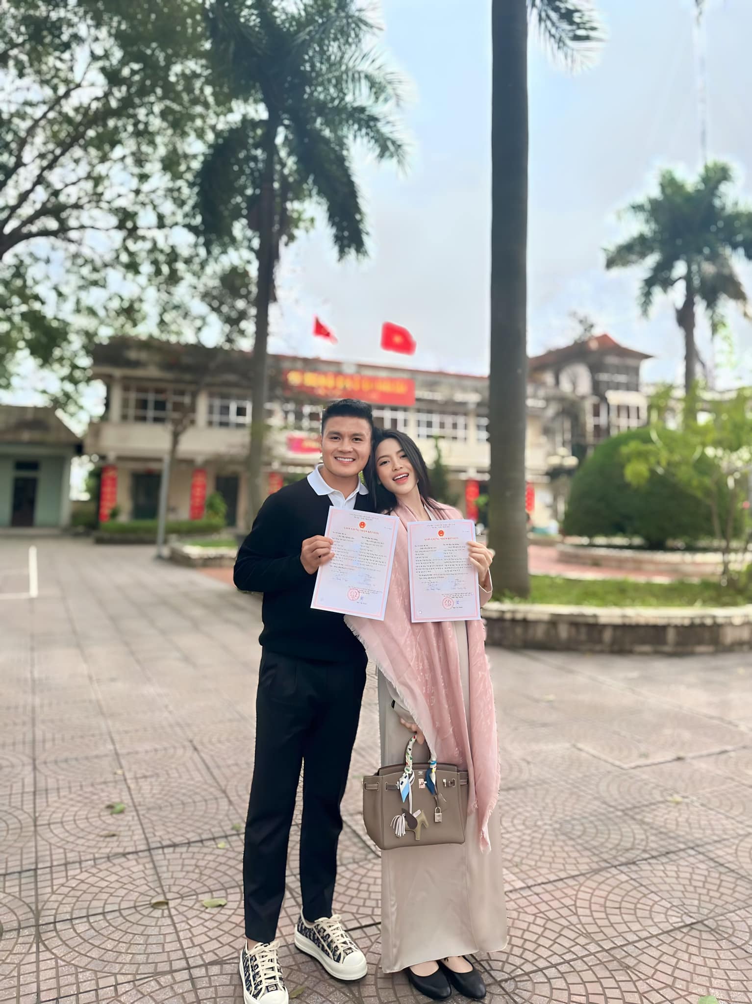 Quang Hải khoe đi đăng ký kết hôn với Chu Thanh Huyền, dàn cầu thủ vào “cảnh báo” chuyện lấy vợ cực hài hước - ảnh 1
