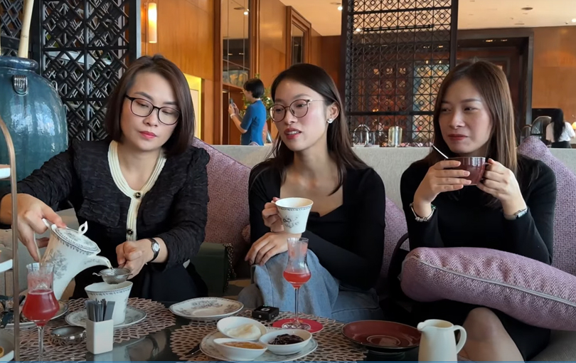 MC Khánh Vy giàu có ở tuổi 25, 'bao nuôi' 2 chị gái Tiến sĩ, tặng đồ hiệu không cần nhìn giá - ảnh 3