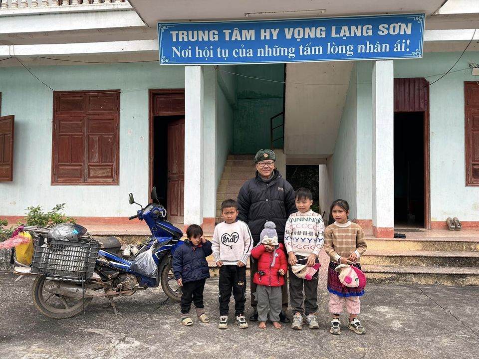 Cái kết đẹp cho gia đình 7 người đèo nhau trên xe máy giữa trời giá rét ở Lạng Sơn - ảnh 4