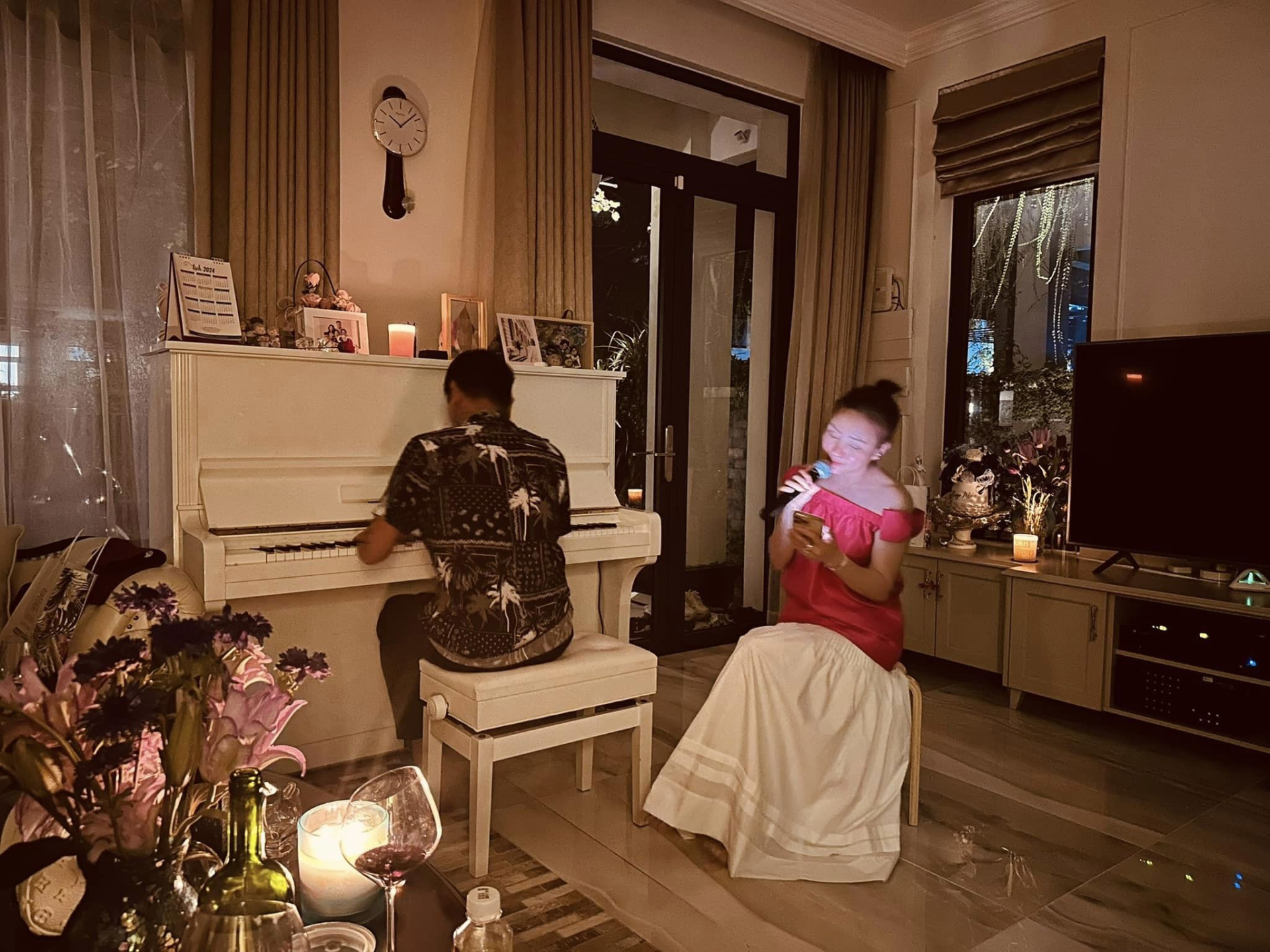 Nhạc sĩ Hồ Hoài Anh hiếm hoi lộ diện sau nghỉ việc, ngồi đàn cho một nữ ca sĩ hát trong không gian lãng mạn - ảnh 1