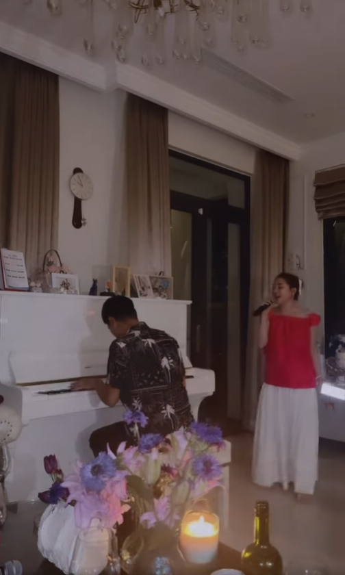 Nhạc sĩ Hồ Hoài Anh hiếm hoi lộ diện sau nghỉ việc, ngồi đàn cho một nữ ca sĩ hát trong không gian lãng mạn - ảnh 2