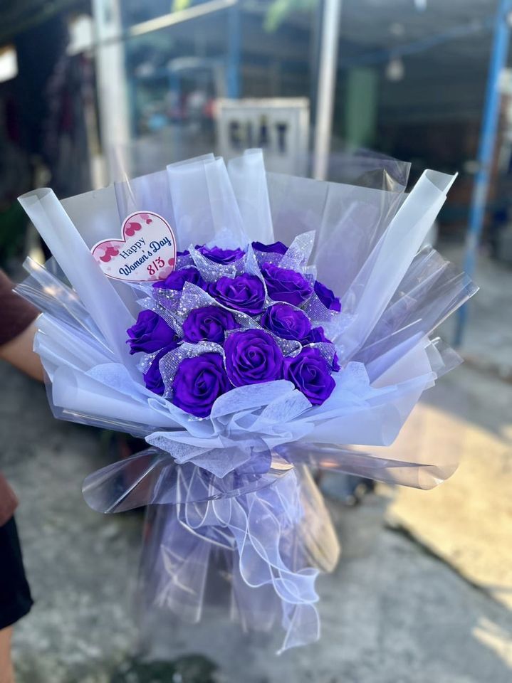 Người đàn ông ở Hà Nội mua bó hoa 26 triệu tặng vợ ngày mùng 8/3, biết ý nghĩa còn đặc biệt hơn - ảnh 3
