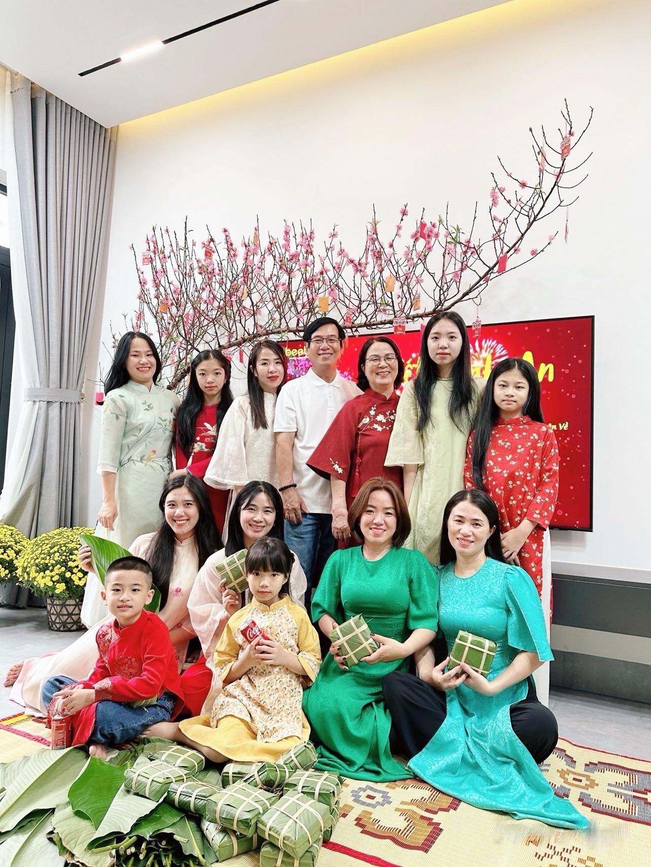 Ngày 8/3 của gia đình 8 cô con gái toàn cử nhân, thạc sĩ tại Quảng Trị, lời chúc từ 'người đàn ông duy nhất' - ảnh 4
