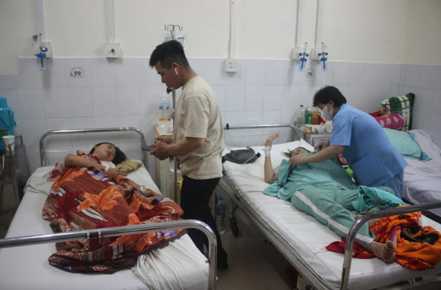 222 người nhập viện sau khi ăn cơm gà ở Nha Trang nghi do ngộ độc, vì sao ăn thịt gà dễ gây ngộ độc? - ảnh 2
