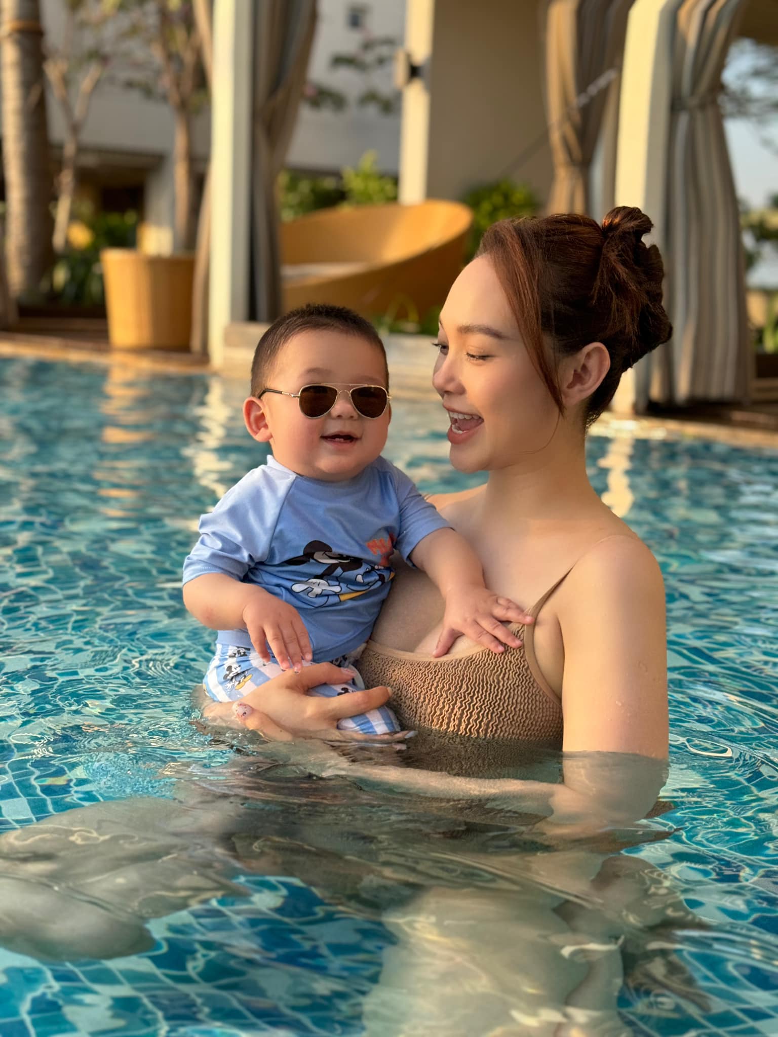 Con trai Minh Hằng 'gây bão' MXH với bức hình trong hồ bơi cùng mẹ, chưa đầy 1 tuổi đã ra dáng soái ca - ảnh 1