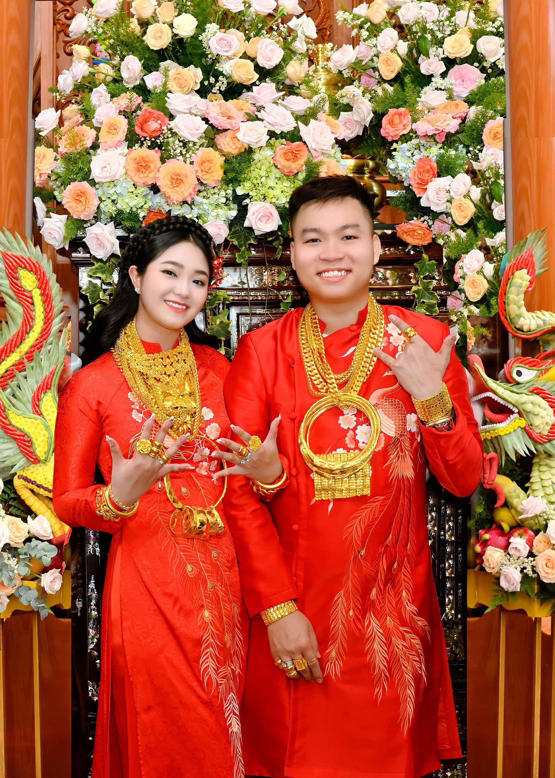 Đám cưới hot nhất Cần Thơ hôm nay: Cô dâu cầm 13 sổ đỏ, vàng đeo kín cổ, sổ tiết kiệm chất đống - ảnh 5