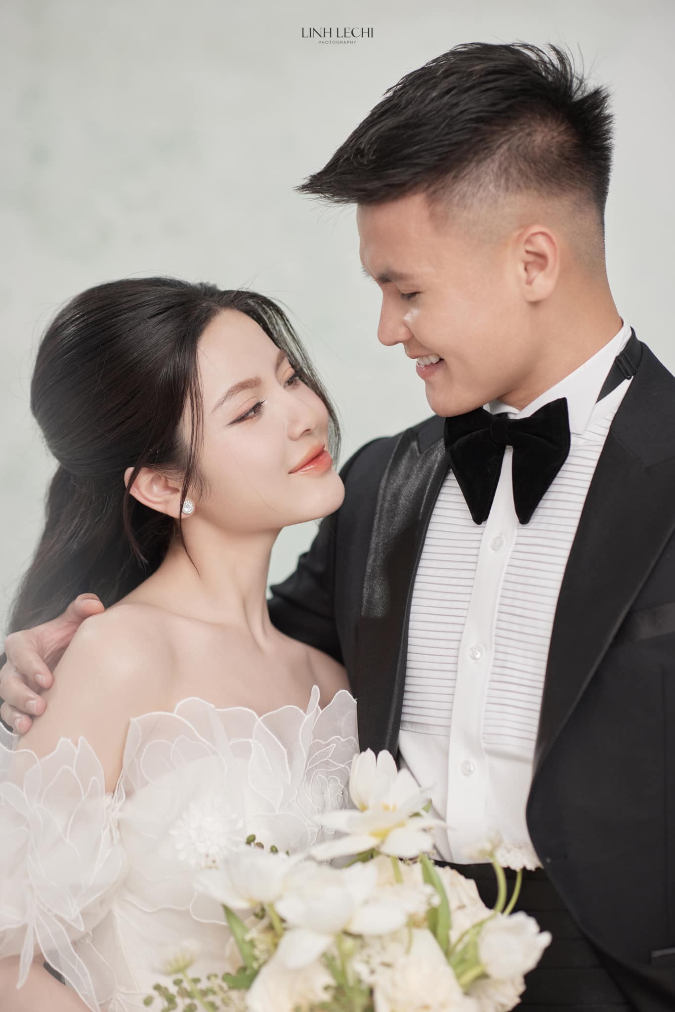 Quang Hải và Chu Thanh Huyền tung ảnh cưới, nhưng chiều cao 'bất ổn' của chú rể gây hoang mang - ảnh 1