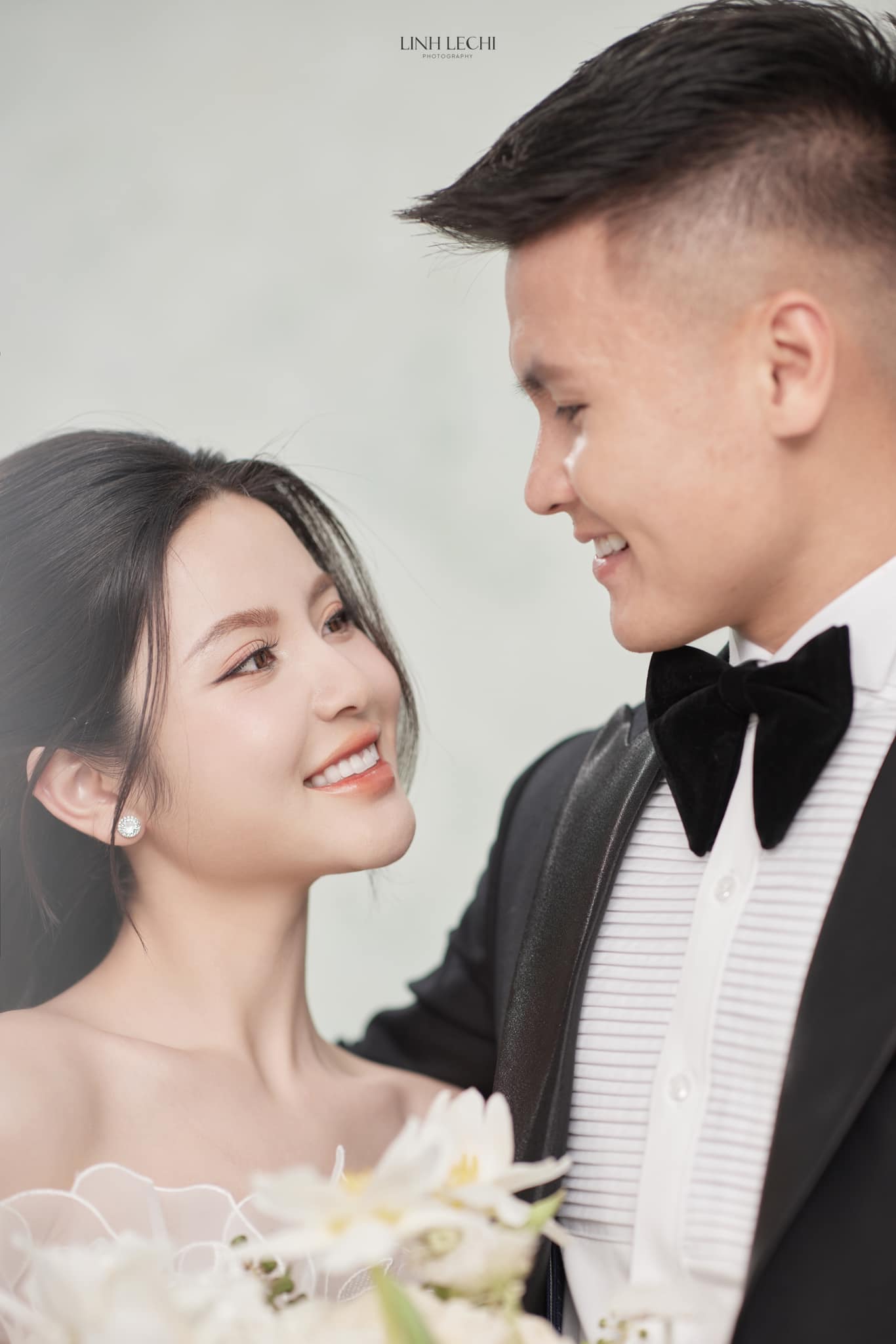 Quang Hải và Chu Thanh Huyền tung ảnh cưới, nhưng chiều cao 'bất ổn' của chú rể gây hoang mang - ảnh 2