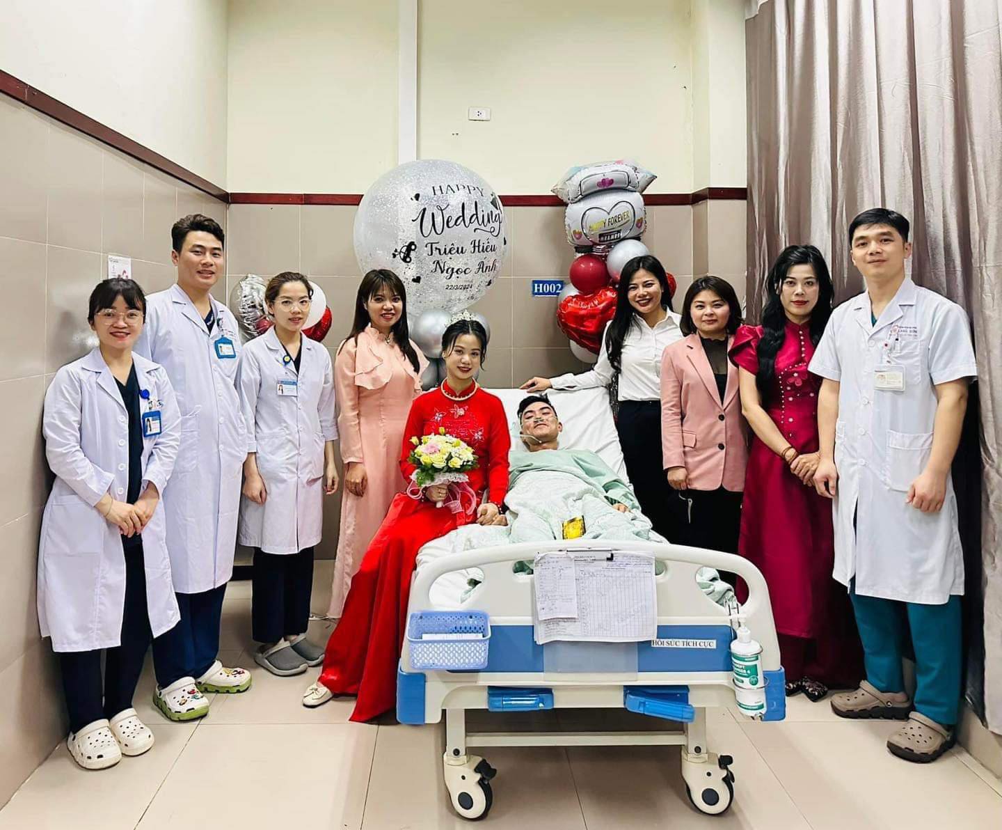 Xúc động đám cưới trong bệnh viện tại Lạng Sơn, cô dâu chú rể trao nhẫn trên giường bệnh - ảnh 1