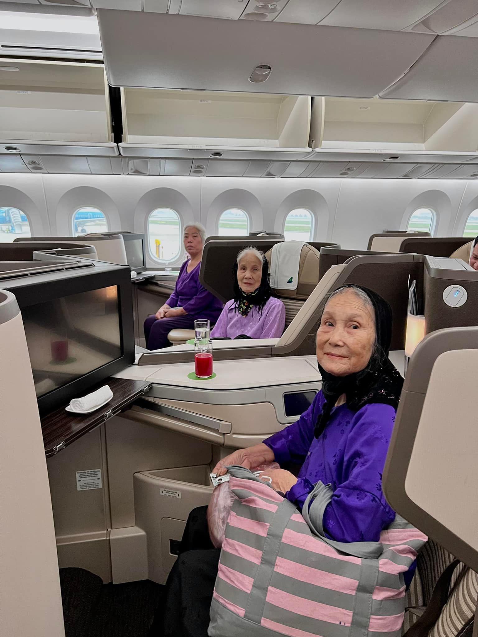 Sự thật hình ảnh 3 bà cụ ngồi khoang thương gia máy bay, là bà của nữ diễn đình đám VTV đã 102 tuổi - ảnh 1