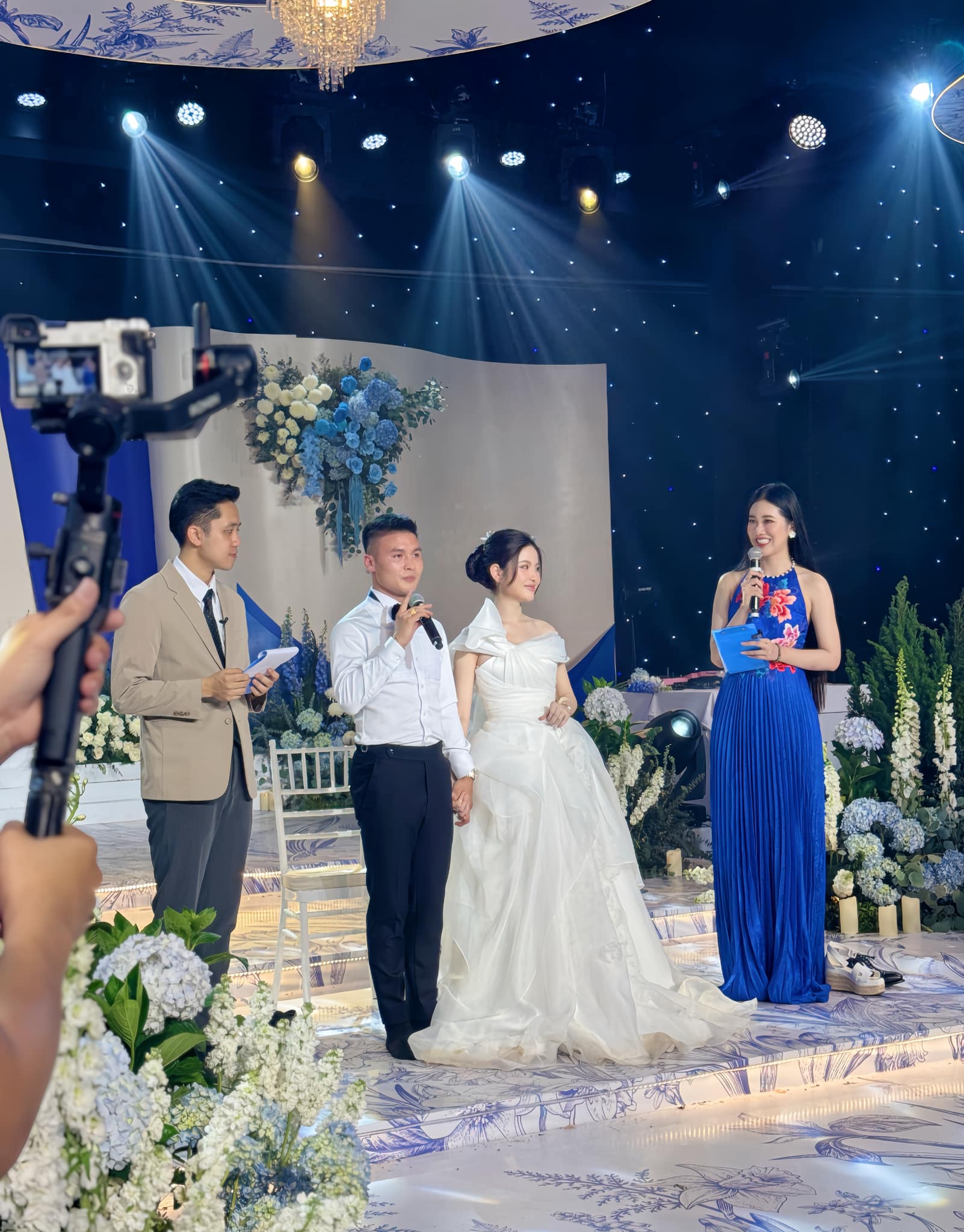 Hòa Minzy vướng nghi vấn mang thai vì 'chiếc váy phản chủ', cùng Văn Toàn tình tứ song ca tặng vợ chồng Quang Hải - ảnh 1
