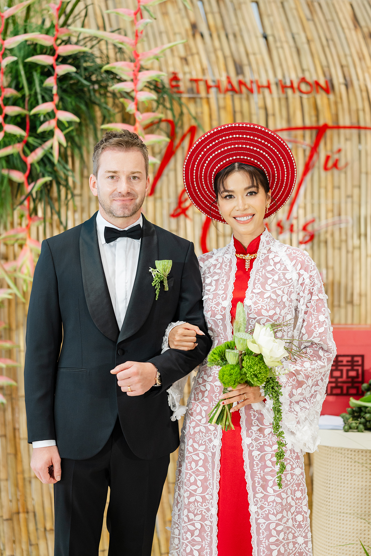 Dàn sao Việt diện đồ đen dự đám cưới Minh Tú, cô dâu mặc Áo dài đỏ lấy cảm hứng từ ba mẹ - ảnh 1