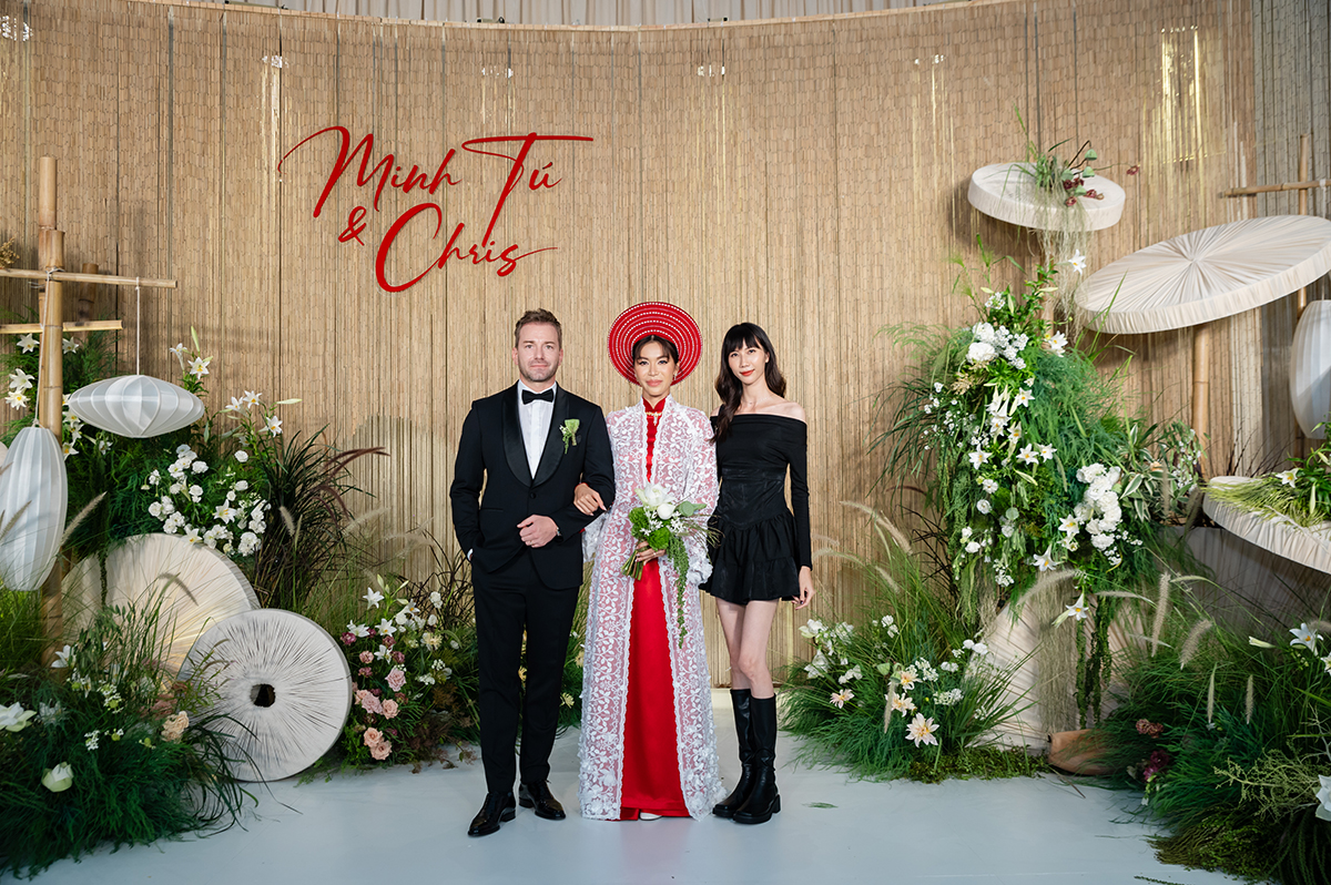 Dàn sao Việt diện đồ đen dự đám cưới Minh Tú, cô dâu mặc Áo dài đỏ lấy cảm hứng từ ba mẹ - ảnh 12