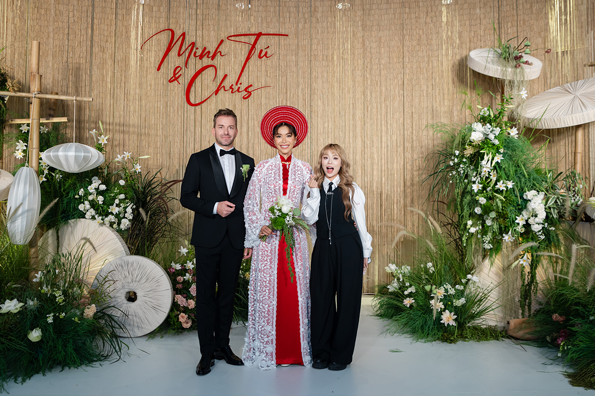 Dàn sao Việt diện đồ đen dự đám cưới Minh Tú, cô dâu mặc Áo dài đỏ lấy cảm hứng từ ba mẹ - ảnh 11