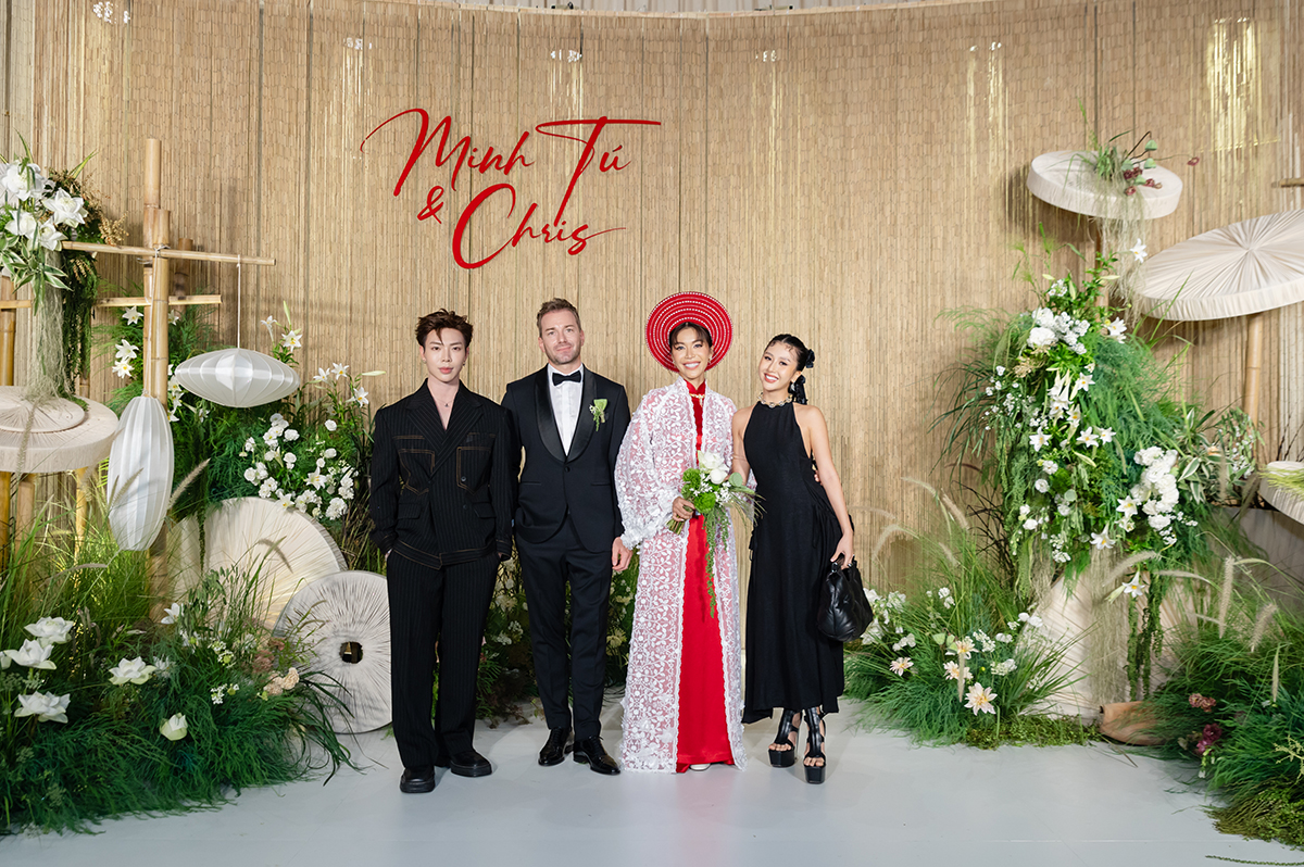 Dàn sao Việt diện đồ đen dự đám cưới Minh Tú, cô dâu mặc Áo dài đỏ lấy cảm hứng từ ba mẹ - ảnh 16