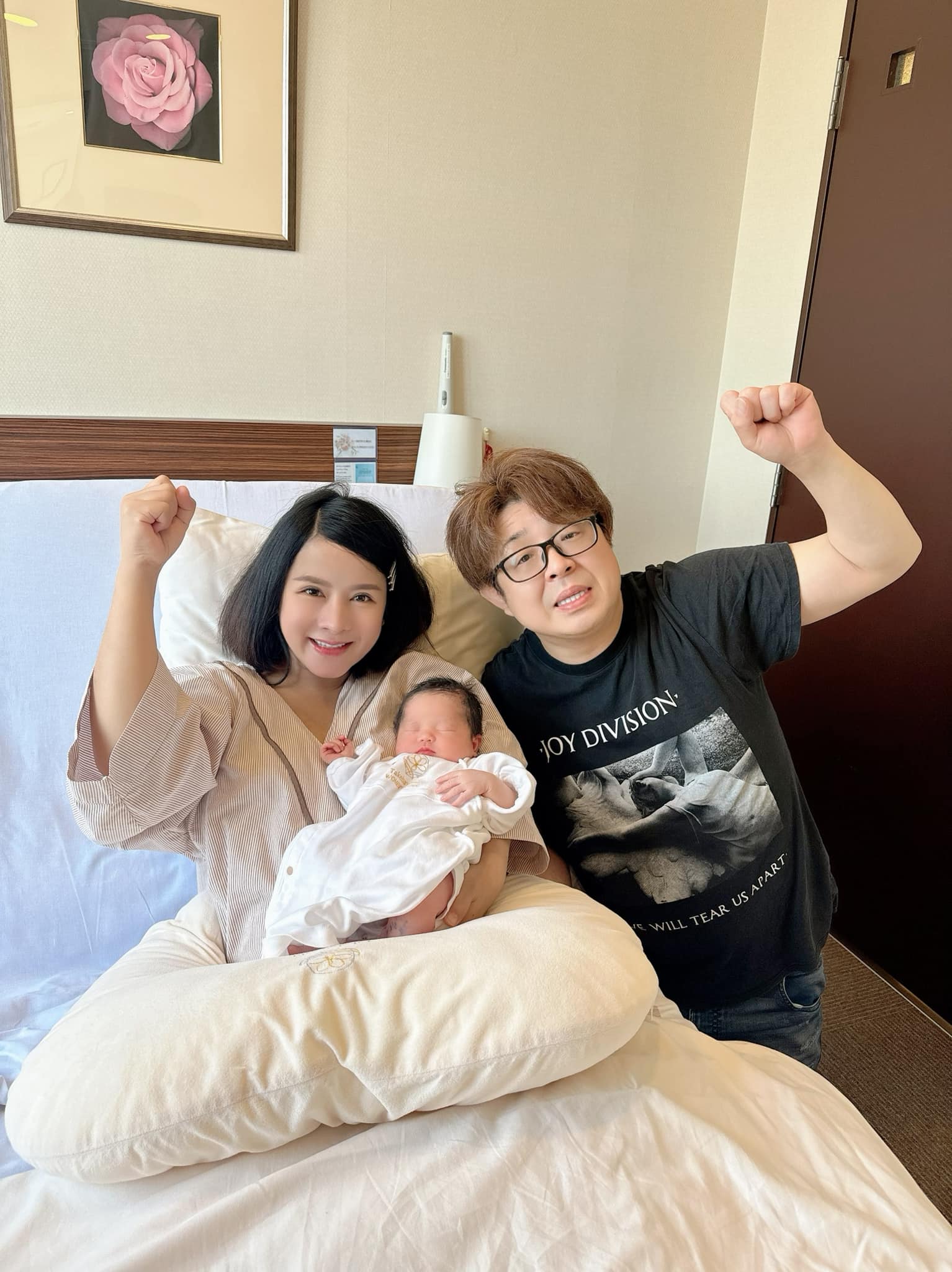 Bà Nhân Vlog thắc mắc vì sao bác sĩ ở Nhật cho em bé sơ sinh mặc áo trái, cấm đeo bao tay? - ảnh 3
